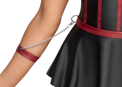 Detailansicht der Armfessel des Cottelli BONDAGE Sets im schwarzen Mattlook mit roten Akzenten