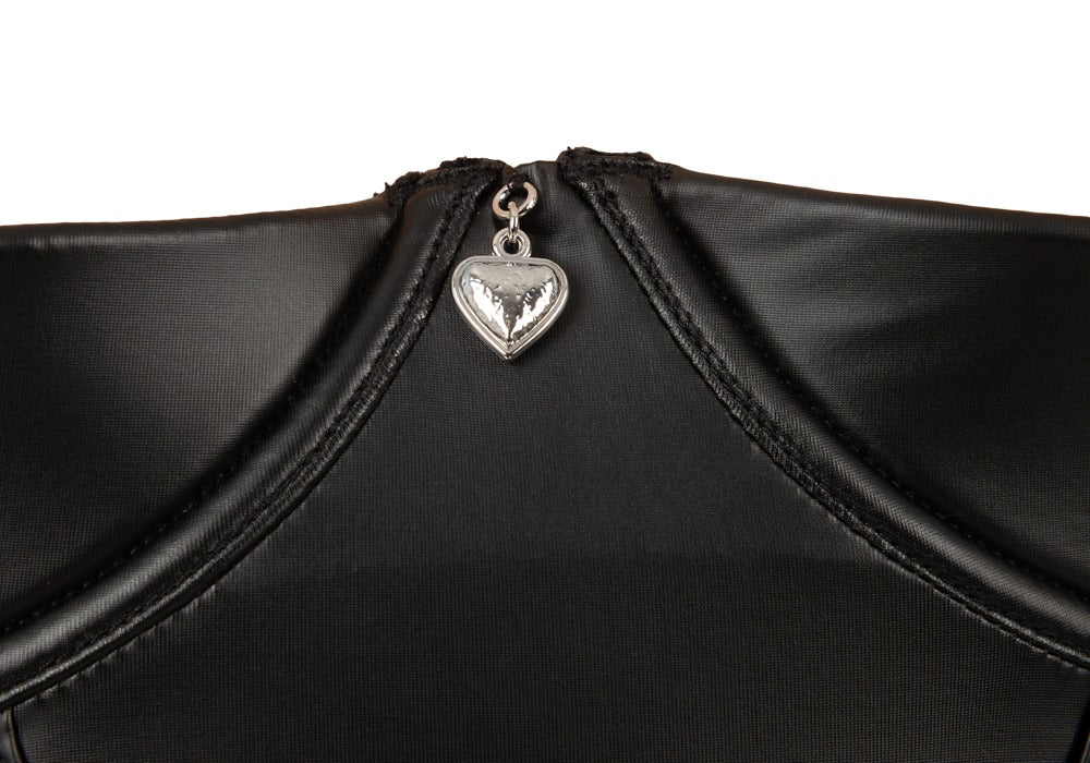Detail des Cottelli BONDAGE Straps-Bodys mit schwarzem Mattlook, Bügel-Hebe und silberfarbenem Herzanhänger