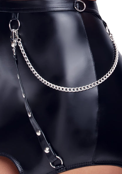 Detail des Cottelli BONDAGE Straps-Minirocks im schwarzen Mattlook mit silberfarbener Kette und Ringen
