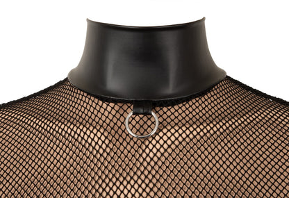 Detail des Cottelli BONDAGE Strapshemds mit schwarzem Netz, Mattlook-Stehkragen und silberfarbenem Ringdetail