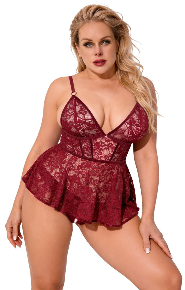 Cottelli CURVES Babydoll am Model mit dunkelroter Spitze, ausgestelltem Röckchen und Ouvert-Slip