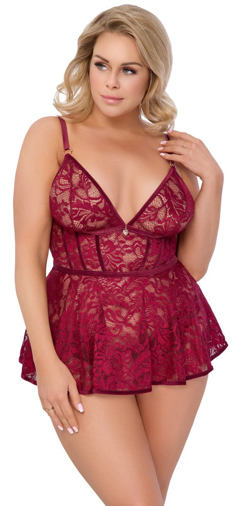 Cottelli CURVES Babydoll am Model mit dunkelroter Spitze, Samtdetails und passendem Ouvert-Slip