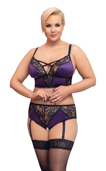 Model trägt das Cottelli CURVES Bralette-Set mit Ouvert-Straps-Slip von vorne
