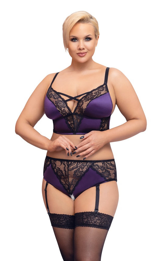 Model trägt das Cottelli CURVES Bralette-Set mit Ouvert-Straps-Slip von vorne