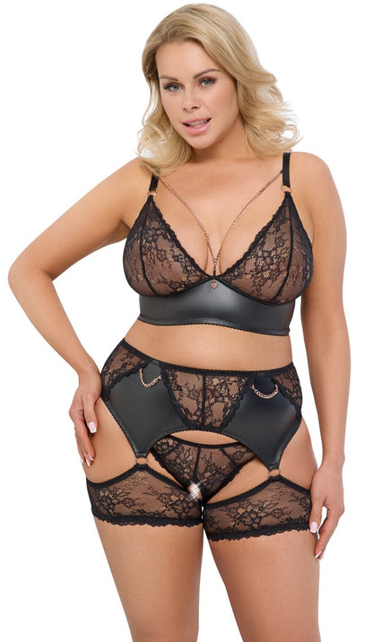 Model trägt das schwarze Cottelli CURVES Spitzen-Straps-Set mit roségoldfarbenen Schmuckdetails frontal
