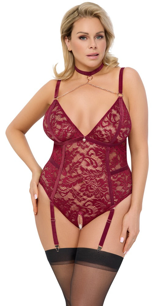 Model trägt den dunkelroten Cottelli CURVES Straps-Body ouvert mit roségoldfarbenen Details frontal