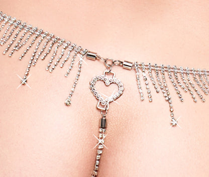 Detailaufnahme des Cottelli LINGERIE Schmuck-Strings mit Strassherz und funkelnden Strasskettchen