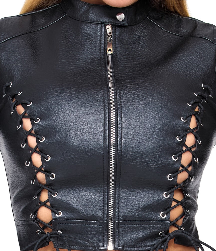Detail der Cottelli PARTY Cropped Jacke aus schwarzem Lederimitat mit Front-Reißverschluss und seitlichen Schnürungen