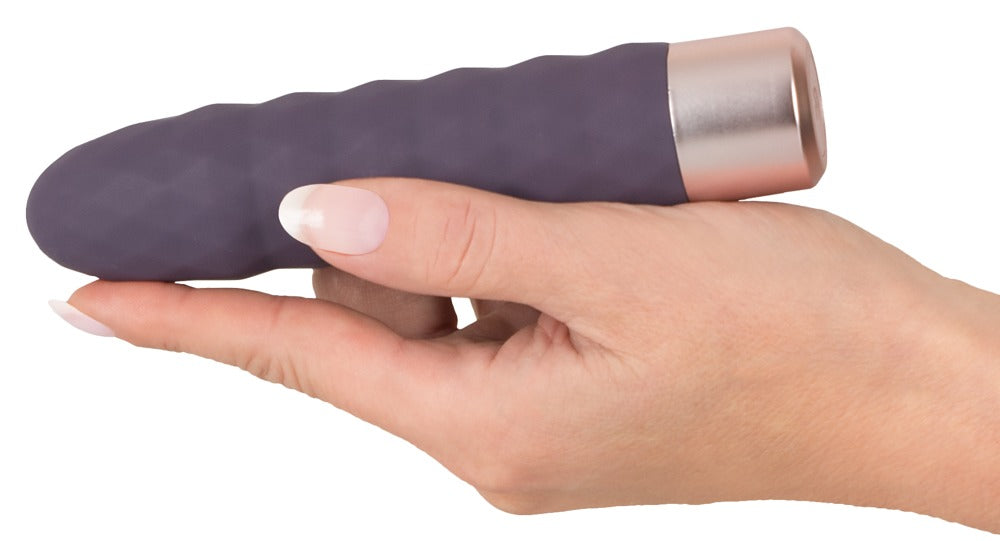 Elegant Series Diamond Vibe in der Hand zur Darstellung von Größe, Form und strukturierter Wellenoberfläche