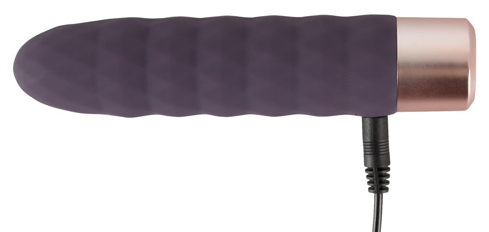 Elegant Series Diamond Vibe in Lila mit angeschlossenem USB-Ladekabel zur Darstellung der wiederaufladbaren Funktion