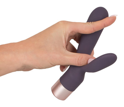 Elegant Series Double Vibe in der Hand zur Demonstration des stark biegsamen Schafts und des flexiblen Klitorisstimulators