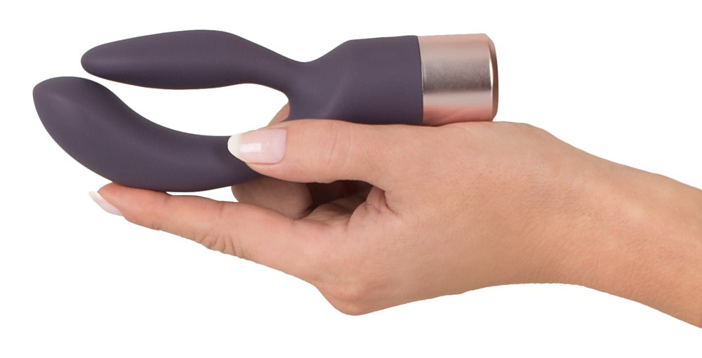 Elegant Series Double Vibe in der Hand zur Darstellung von Größe, Form und flexibler Doppelstimulation
