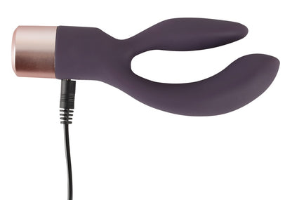 Elegant Series Double Vibe in Lila mit angeschlossenem USB-Ladekabel zur Darstellung der wiederaufladbaren Funktion