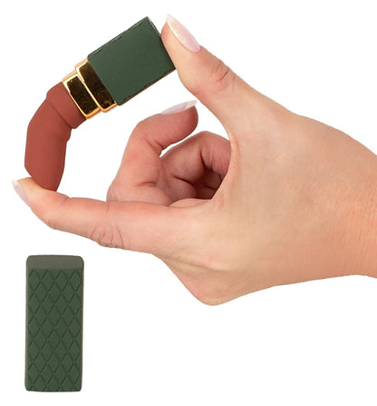 Emerald Love Luxurious Lipstick Vibrator bei der Handhabung mit sichtbarer roter Soft-Touch-Spitze