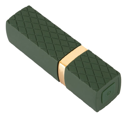 Emerald Love Luxurious Lipstick Vibrator geschlossen im grünen Lippenstift-Design mit goldfarbenem Zierband