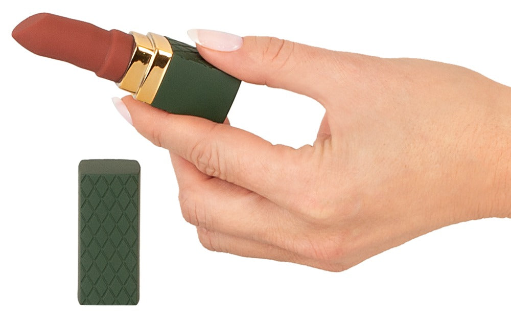Emerald Love Luxurious Lipstick Vibrator in der Hand mit geöffneter Schutzkappe zur Darstellung der kompakten Größe