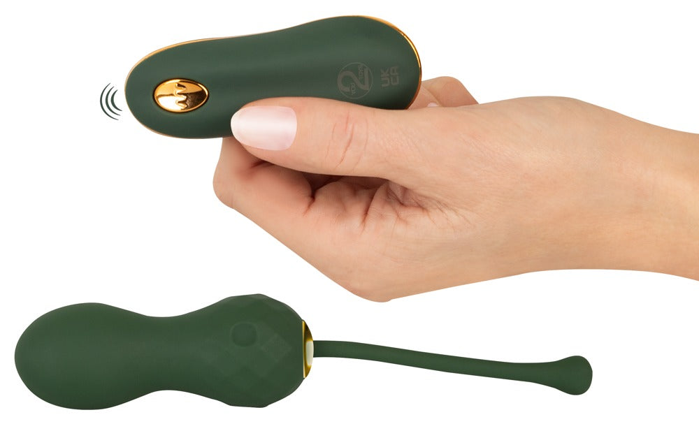 Emerald Love Luxurious RC Love Balls in der Hand zur Darstellung von Größe, Form und flexiblem Rückholband