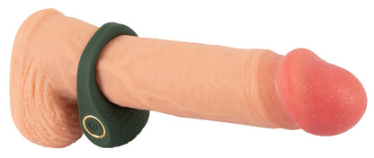 Emerald Love Luxurious Vibro Cock Ring in seitlicher Anwendungsansicht auf einem anatomischen Modell zur Darstellung der Positionierung