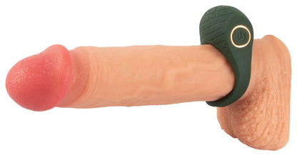 Emerald Love Luxurious Vibro Cock Ring auf einem anatomischen Modell mit sichtbar positioniertem Vibrationsstimulator