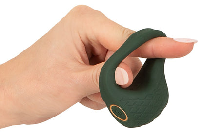 Emerald Love Luxurious Vibro Cock Ring in der Hand zur Demonstration des dehnbaren grünen Silikonrings