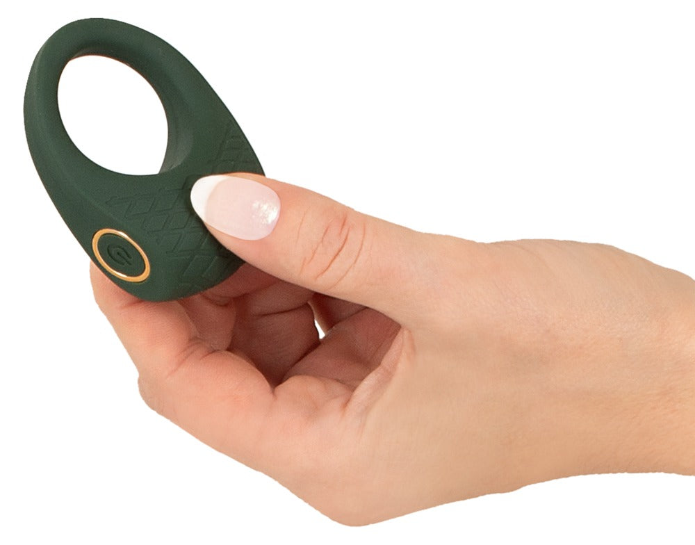 Emerald Love Luxurious Vibro Cock Ring in der Hand zur Darstellung von kompakter Größe und flexibler Ringform