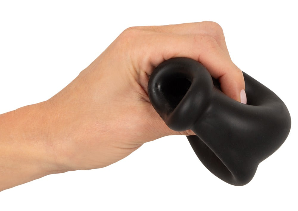 Erecto Ball Bag bei der Handhabungsdemonstration mit sichtbarer dehnbarer Ringöffnung aus schwarzem Liquid-Silikon