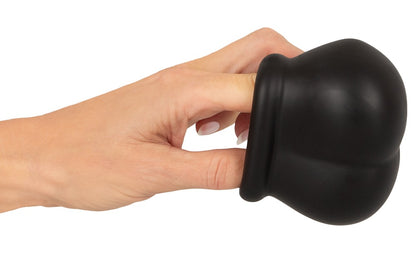 Erecto Ball Bag in der Hand zur Demonstration des weichen und flexiblen Liquid-Silikons