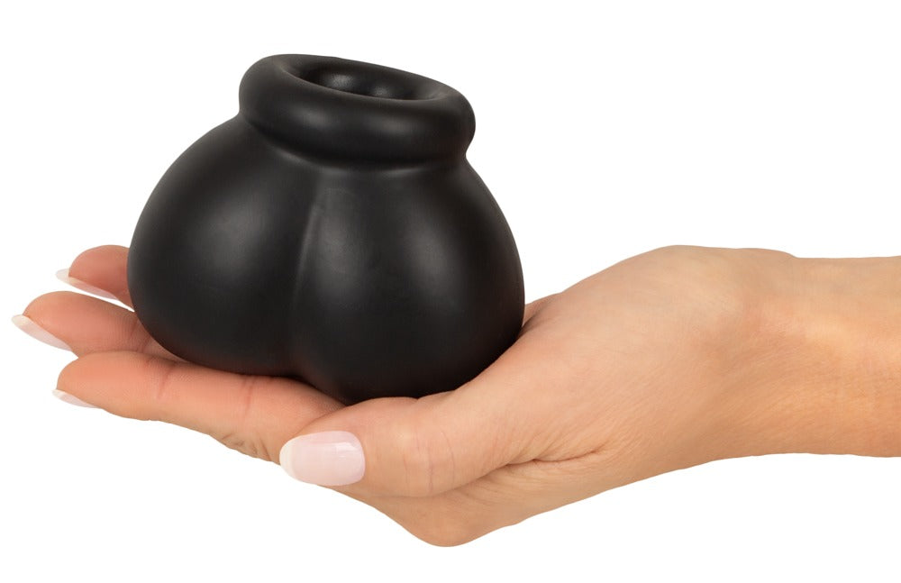 Erecto Ball Bag aus schwarzem Liquid-Silikon in der Hand zur Darstellung von Größe und anatomischer Form