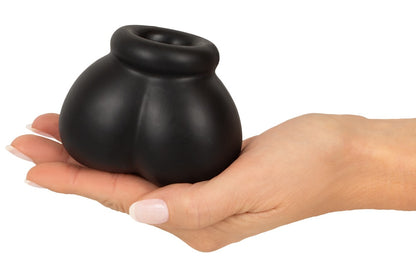 Erecto Ball Bag aus schwarzem Liquid-Silikon in der Hand zur Darstellung von Größe und anatomischer Form