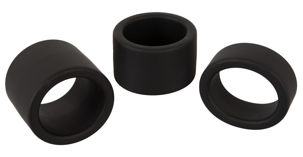 Erecto Ball Stretcher Set mit drei einzeln angeordneten schwarzen Silikonringen in verschiedenen Breiten