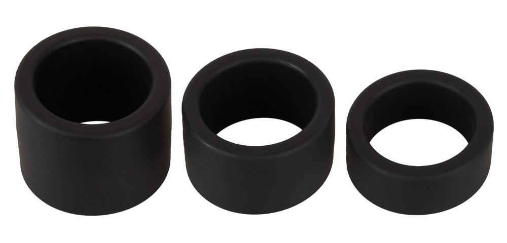 Erecto Ball Stretcher Set mit drei flexiblen schwarzen Hodenringen und sichtbaren Ringöffnungen in Vorderansicht