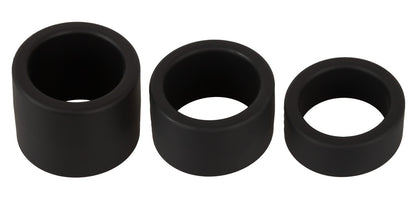 Erecto Ball Stretcher Set mit drei flexiblen schwarzen Hodenringen und sichtbaren Ringöffnungen in Vorderansicht