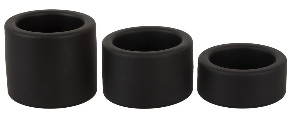 Erecto Ball Stretcher Set mit drei schwarzen Silikonringen in unterschiedlichen Breiten in Seitenansicht