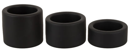 Erecto Ball Stretcher Set mit drei schwarzen Silikonringen in unterschiedlichen Breiten in Seitenansicht