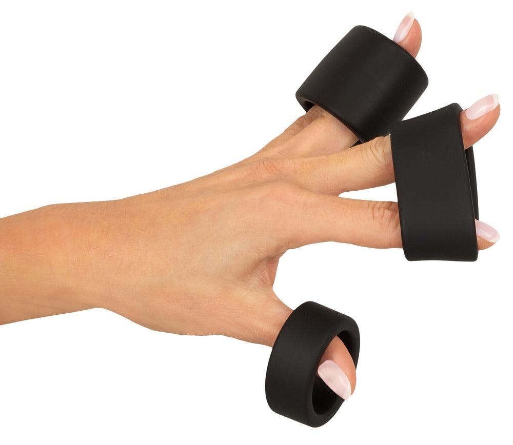 Erecto Ball Stretcher Ring in der Hand zur Darstellung des weichen und flexiblen Liquid-Silikons