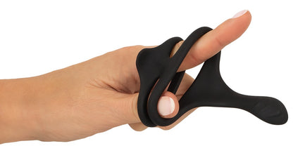 Erecto Cock & Ball Ring in der Hand zur Darstellung der flexiblen Form von Penisring, Hodenring und Dammstimulator
