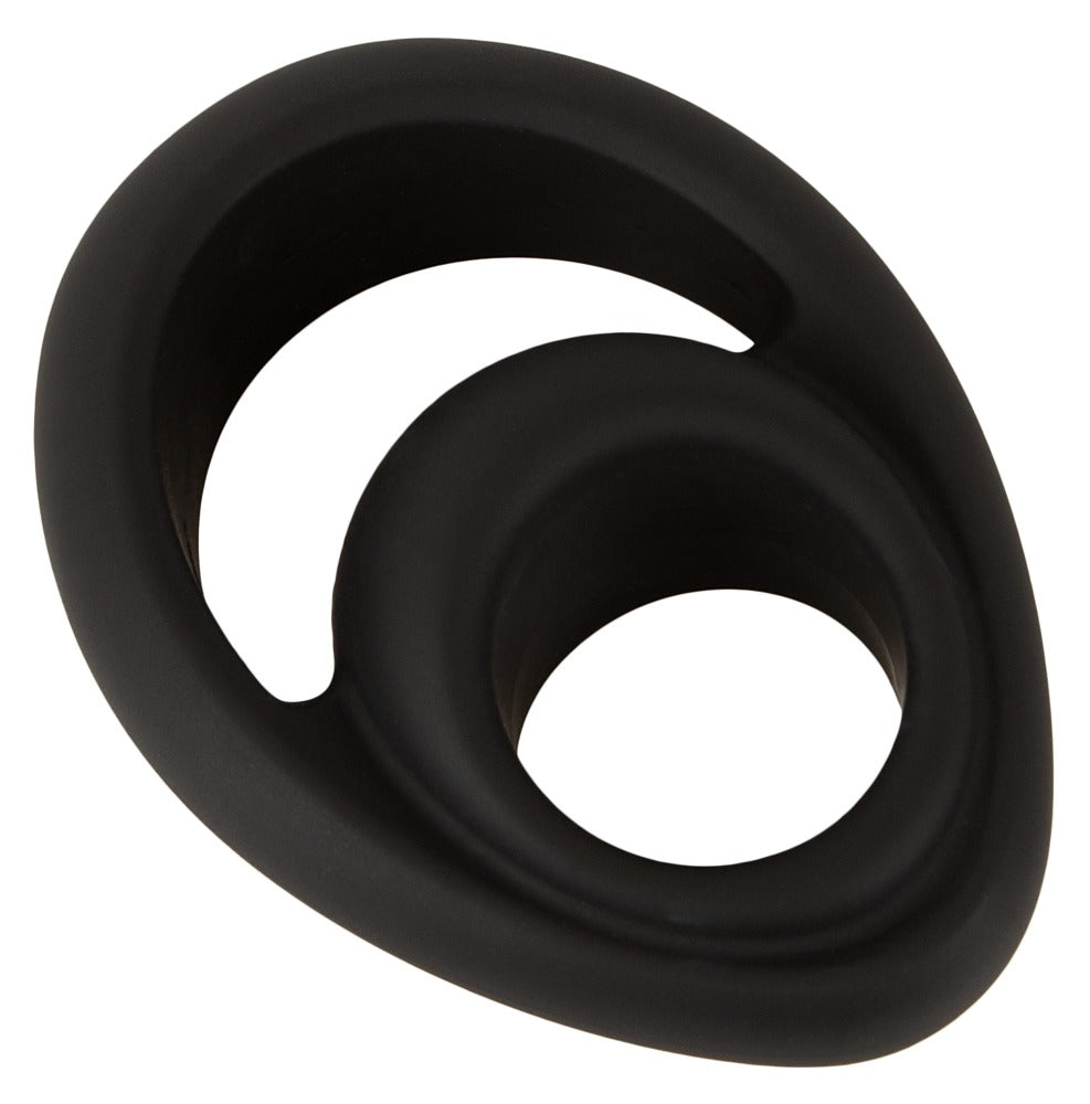Erecto Cock & Ball Ring in schräger Perspektivansicht mit tropfenförmigem Design und zwei verbundenen Silikonringen
