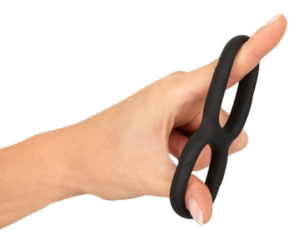 Erecto Double Cock Ring in der Hand zur Demonstration des dehnbaren und flexiblen Materials