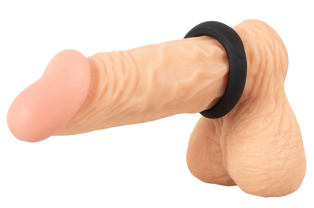 Erecto Single Cock Ring in seitlicher Anwendungsansicht auf einem anatomischen Modell zur Darstellung der Position an der Peniswurzel