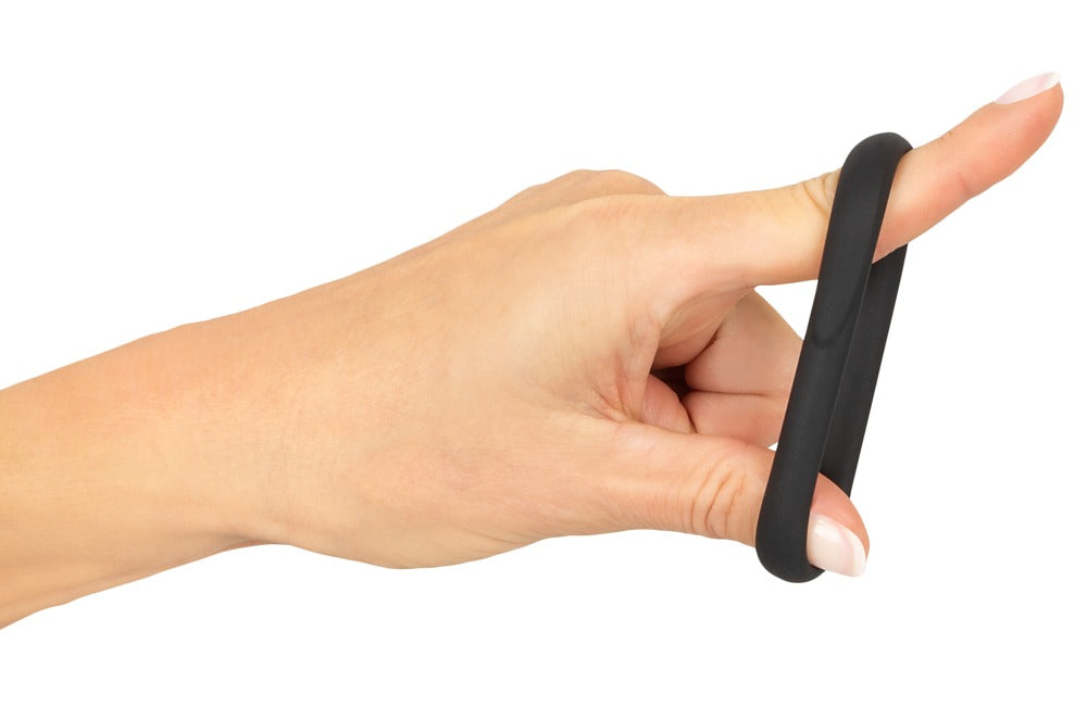 Erecto Single Cock Ring in der Hand zur Darstellung des weichen und stark dehnbaren Liquid-Silikons