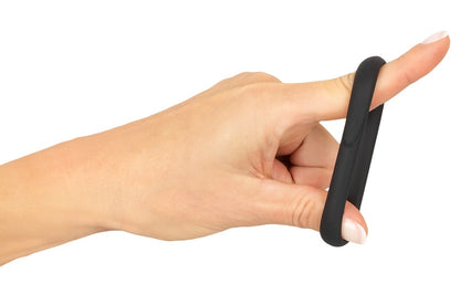 Erecto Single Cock Ring in der Hand zur Darstellung des weichen und stark dehnbaren Liquid-Silikons