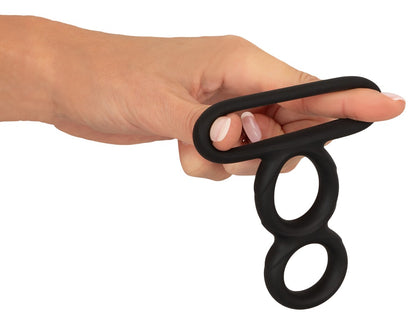 Erecto Triple Cock Ring in der Hand zur Demonstration des weichen und flexiblen Liquid-Silikons