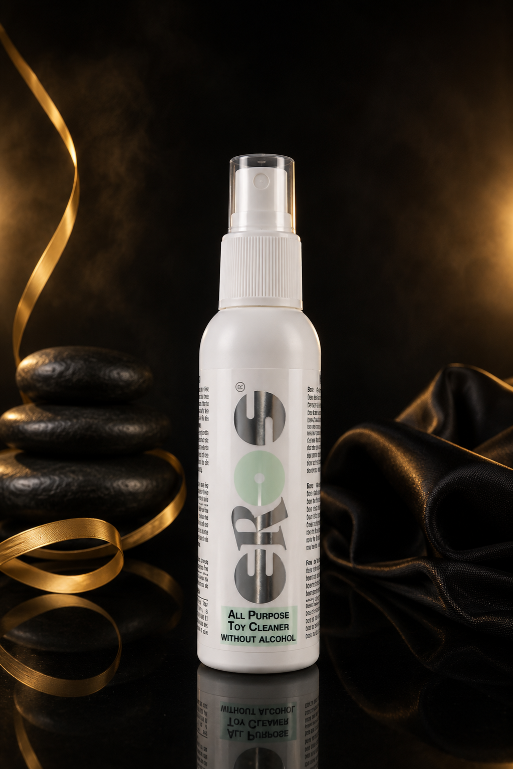 EROS All Purpose Toy Cleaner ohne Alkohol 50 ml auf schwarzem Premium-Studiohintergrund mit goldenen Akzenten