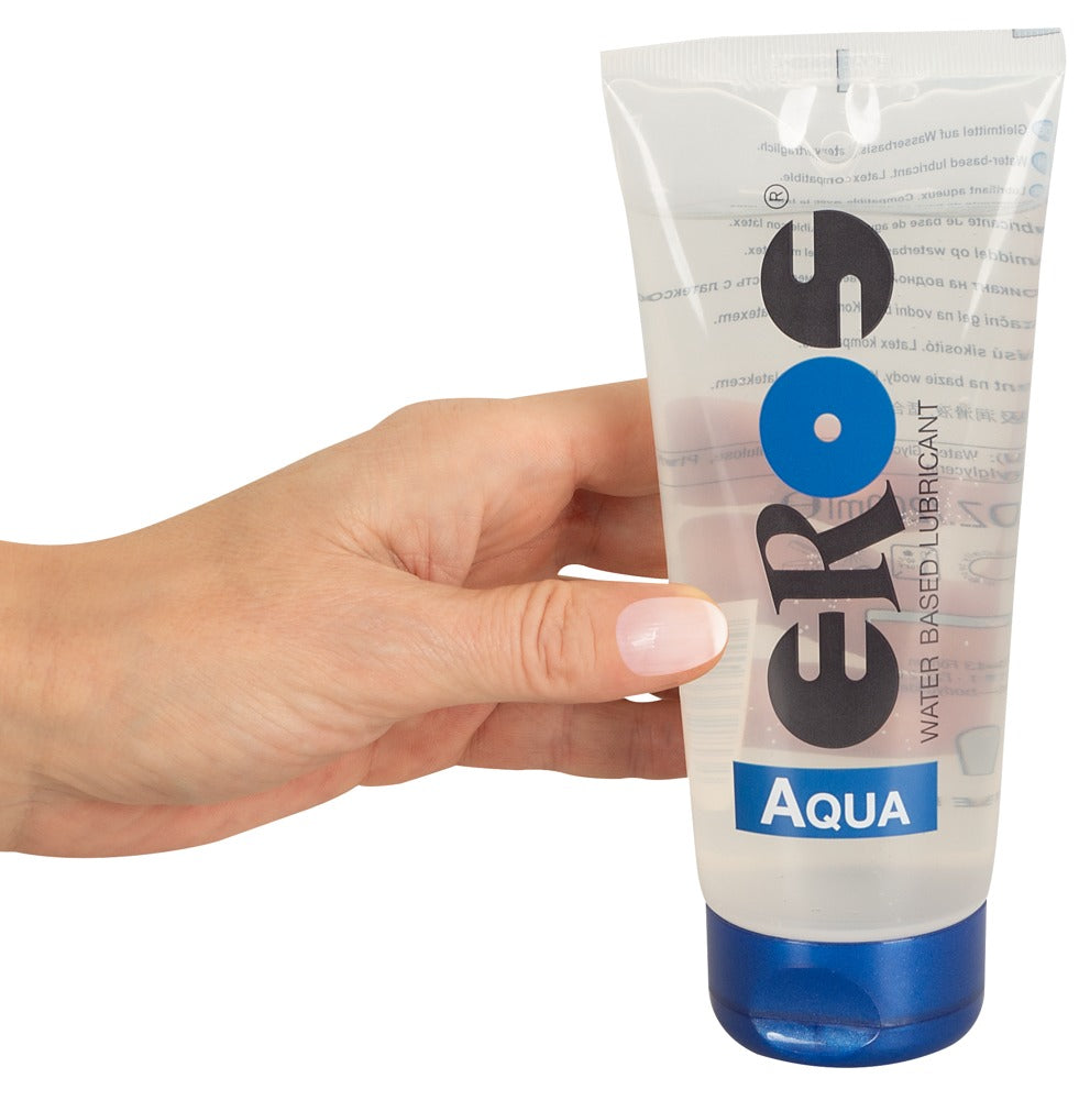 EROS Aqua Gleitgel auf Wasserbasis wird in einer Hand gehalten