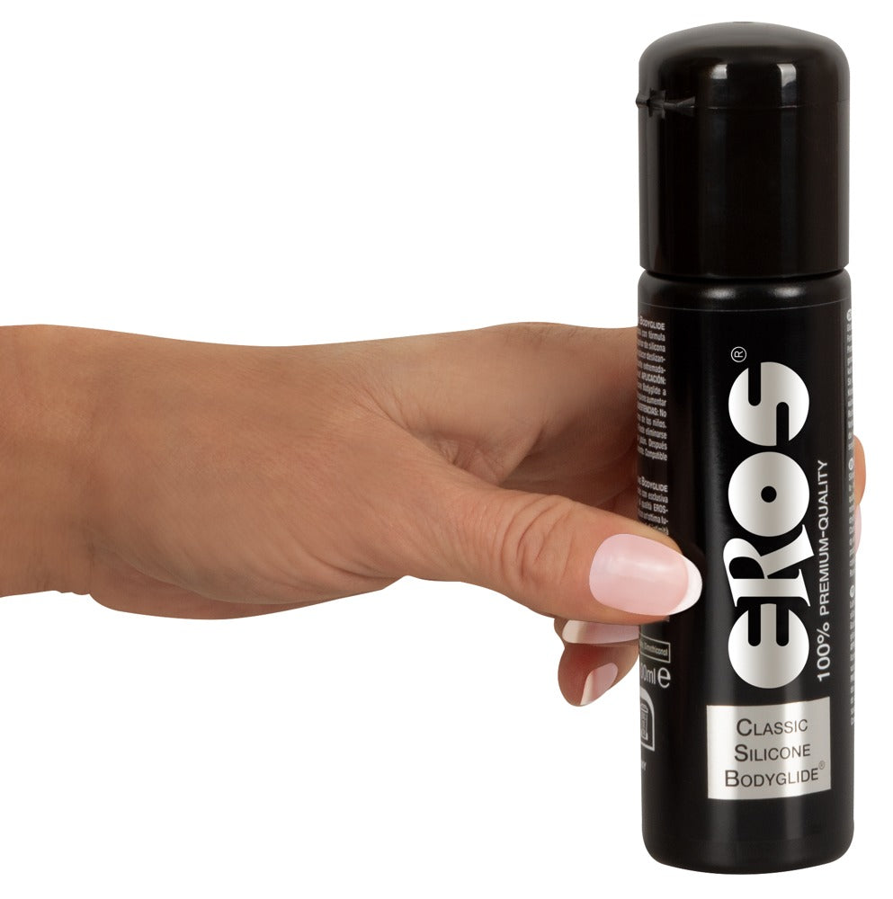 EROS Classic Silicone Bodyglide 30 ml Flasche in der Hand