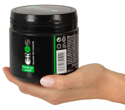 EROS Fisting Gel UltraX Dose in einer Hand zur Veranschaulichung der Produktgröße
