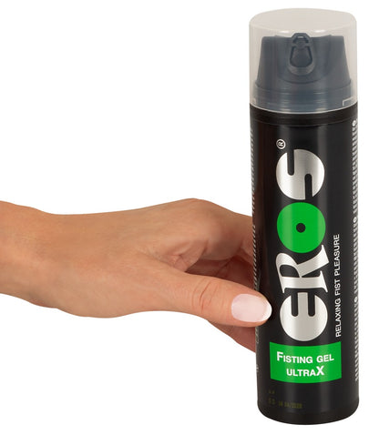 EROS Fisting Gel UltraX Flasche in einer Hand zur Veranschaulichung der Produktgröße