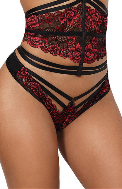 Axami V-10038 String in Schwarz – große Modelansicht von vorne mit transparenten Einsätzen, roten Spitzendetails und dekorativen Riemchen – erhältlich bei Evoria Care