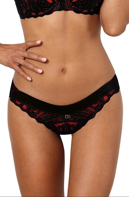 Axami V-10048 String in Schwarz – große Modelansicht von vorne mit schwarzer Spitze, roten Details und schmalen Seitenpartien – erhältlich bei Evoria Care