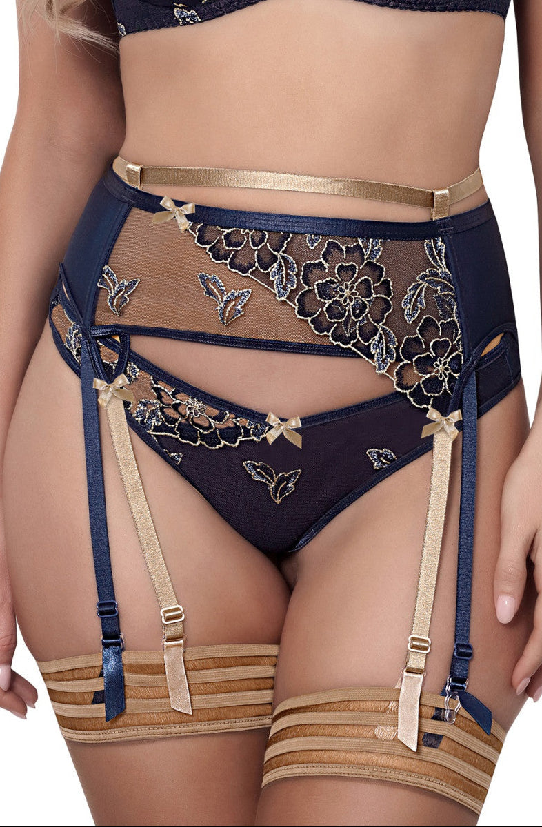 Axami V-9332 Strapsgürtel in Blau-Beige – Modelansicht von vorne mit floraler Stickerei, transparentem Design und befestigten Strümpfen – erhältlich bei Evoria Care